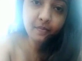 Cute Desi babe nude selfie