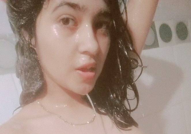 Indian Babes Nude Close Up - Wet Indian teen bathroom girl naked selfie leaks