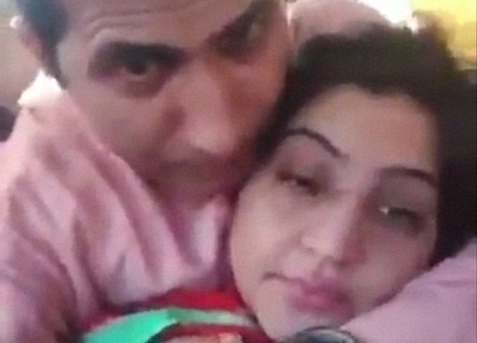 Pakistani Girl In Car Sex Videos - Pakistani boss secretary fondling sex in car video - Leaks