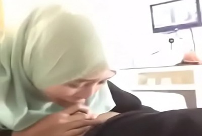 A hijabi whore removes her hijab and bounces on a dick