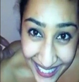 Delhi girl gives an Indian blowjob to her BF in the bathroom