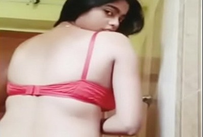 Indian nude girl records her bathing MMS for her BF