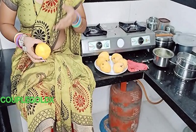 A guy fucks his bhabhi while making aamras in Indian bf