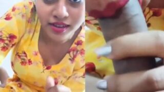 Hot babe gives a lubricious desi blowjob